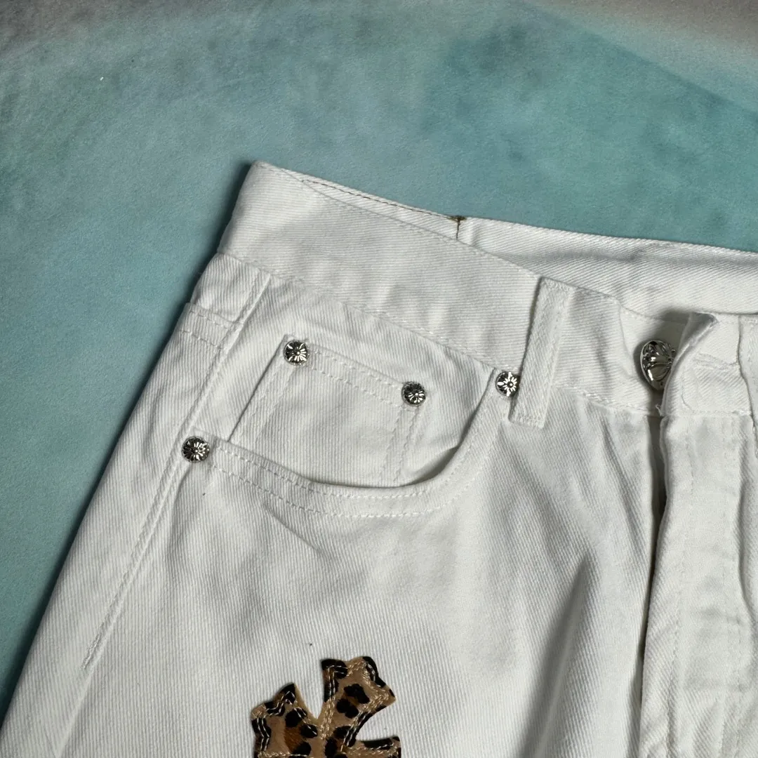 🅿️290 🔘Style No.-KL102 🔘Chrome Hearts𝐂𝐡𝐫𝐨𝐦𝐞 𝐇𝐞𝐚𝐫𝐭 24SS white background with leopard print vintage graffiti painted high street jeans* Chrome Hearts and Levi's The co-branded white cross leopard print jeans are considered to be the best in the jeans industry and are extremely popular. The pure cotton twill fabric supplied by customers has clear texture, and the cross leopard pattern inlay follows the latest trend. Its unique charm is unstoppable. Believe me, if you buy these trendy products, you will be able to fly all the way on the fashion track and easily become the focus of fashion in your circle of friends! Act quickly and let's blow up the streets together!  Fashionistas, look over here! Darlings, today I have to share with you my latest favorite - personalized graffiti jeans! When I put it on for the first time, I felt so cool and cool, as if the whole street was my show. Colorful graffiti elements break the monotony of traditional denim, and every pattern looks like a carefully crafted work of art, unique and eye-catching. The high-waisted version optimizes body proportions and easily creates long legs. The fabric is soft and elastic without any tightness, so it can be used for daily outings or sports and leisure activities. It has perfect versatility. Pair it with a simple short top to look fashionable. Pair it with a personalized navel-baring top to turn it into a street focus. Of course, there is more than one “star” on the fashion stage. This pair of Croxin pants dominates the fashion circle with its outstanding colors. Made from carefully selected beaded canvas and washed with heavy-duty water, the upper body is extremely textured, and the three-dimensional tailoring creates a straight trousers shape. ZP customized hardware, with customized small leather label, full of details, simple yet stylish, genderless design is super cool, and can be easily used by both men and women.  Size: S M L XL (28.30.32.34) Color: White